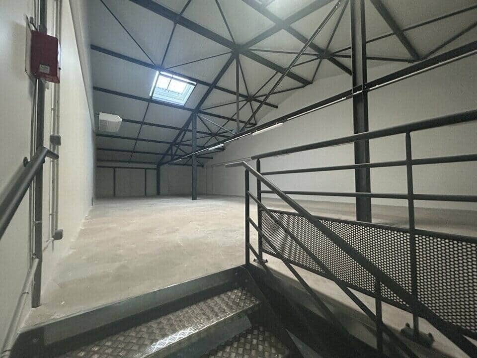 Local commercial · 1070 m² · Location — photo 1
