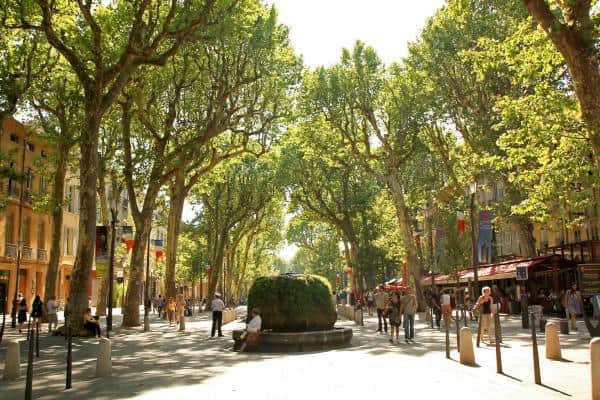 Aix en provence bon plan vente magasin de chaussures de sport de renom emplacement ideal en zone pietonne de la vieille ville · Fonds de commerce — photo 1