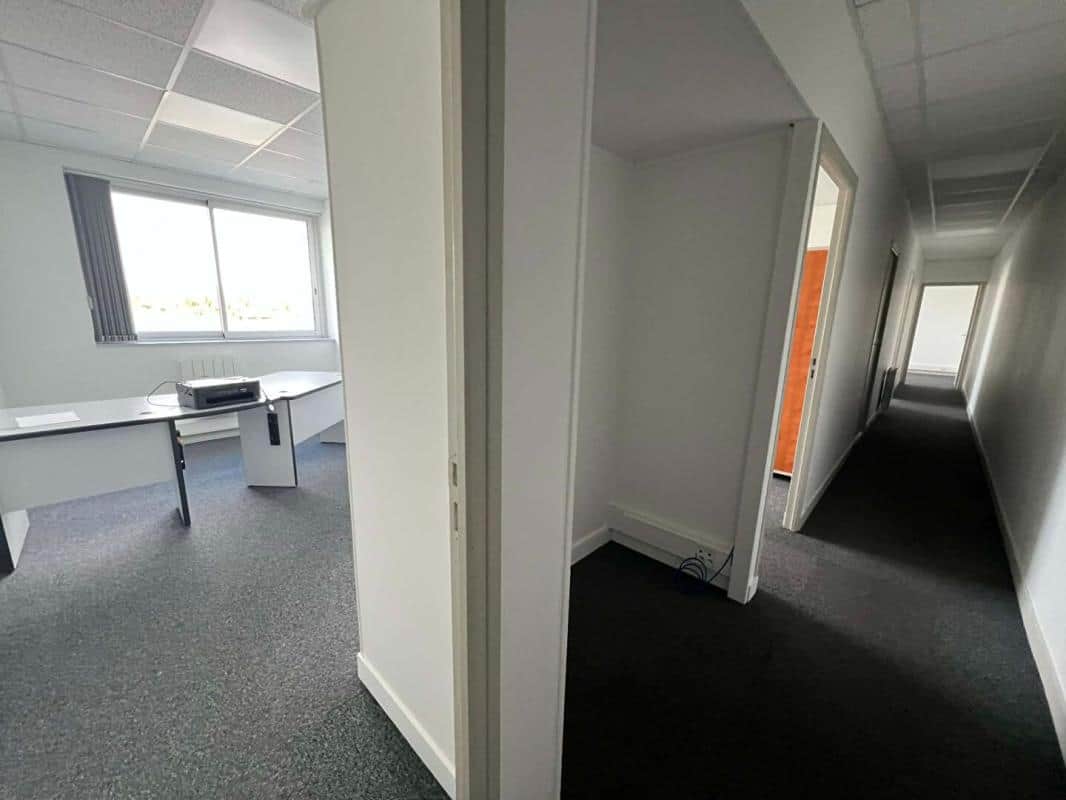 Local commercial · 1800 m² · Cession de bail — photo 1
