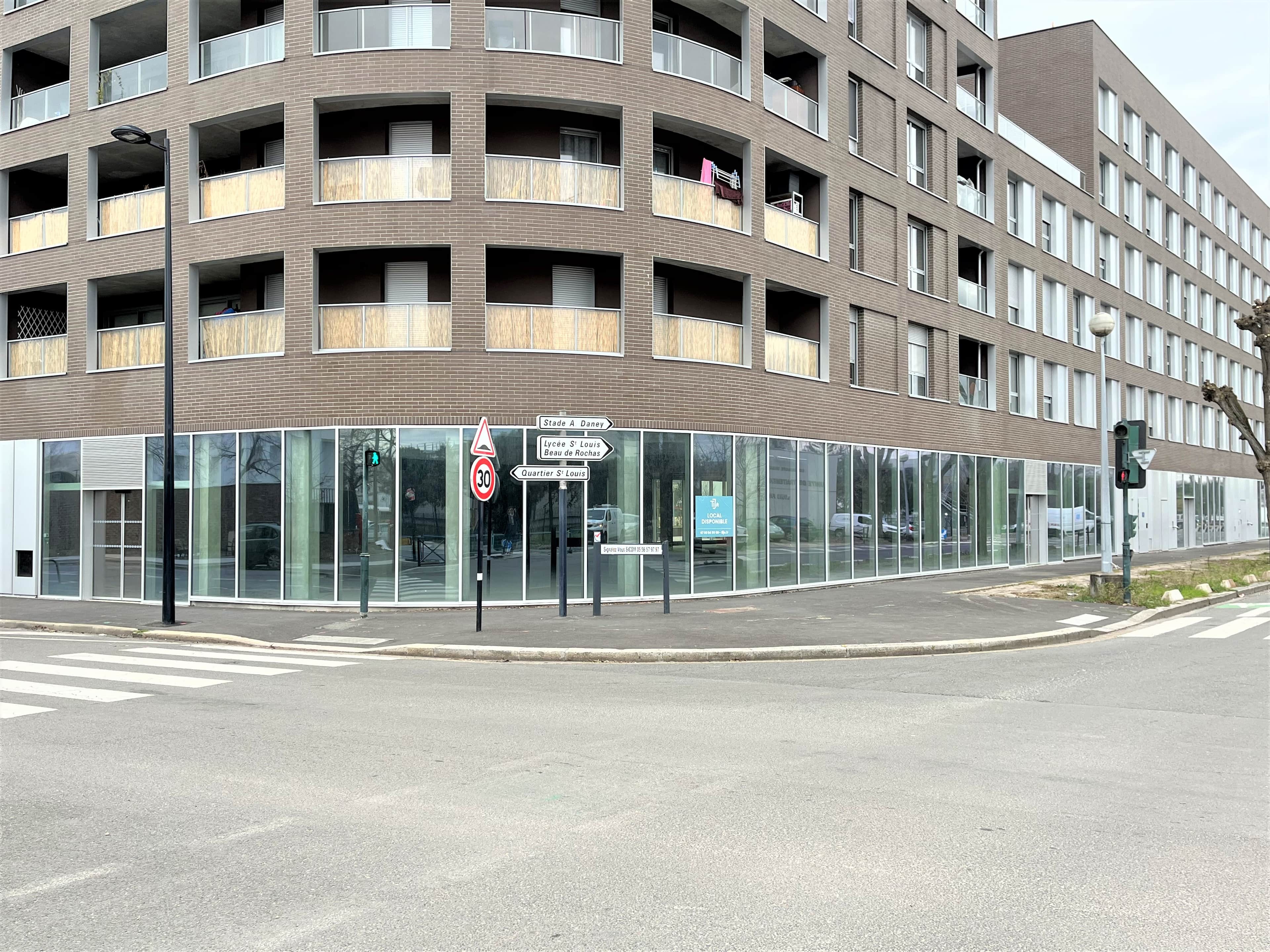 Local commercial · 855 m² · Location — photo 1
