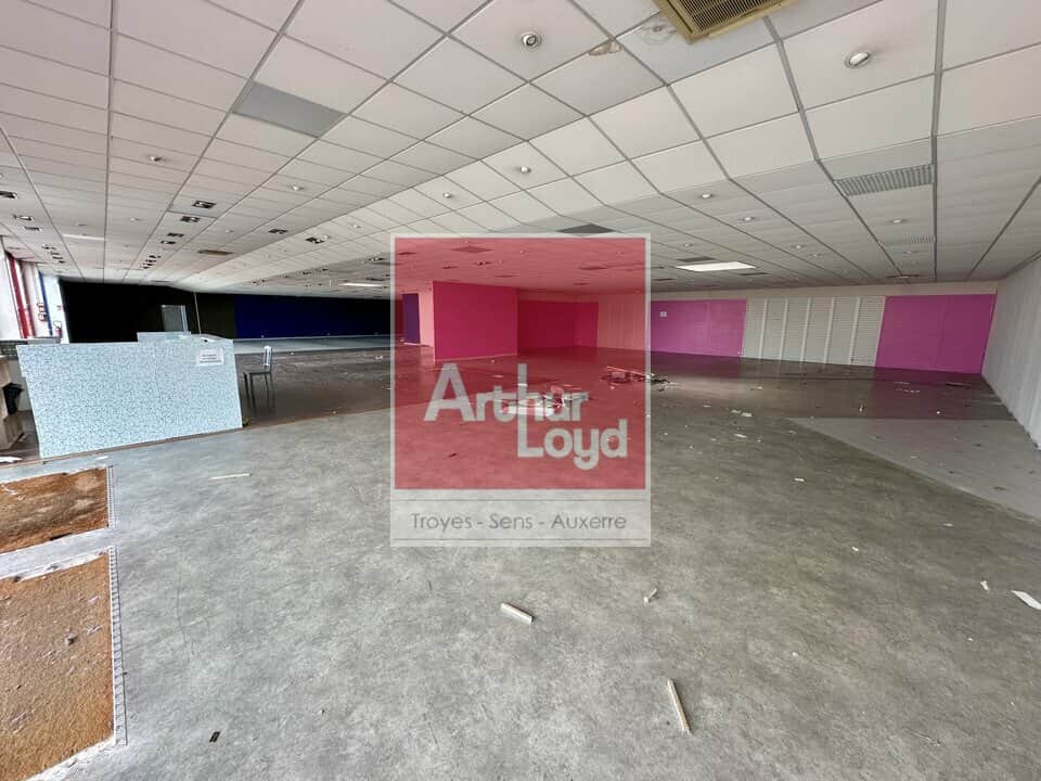 Local commercial · 594 m² · Location — photo 1