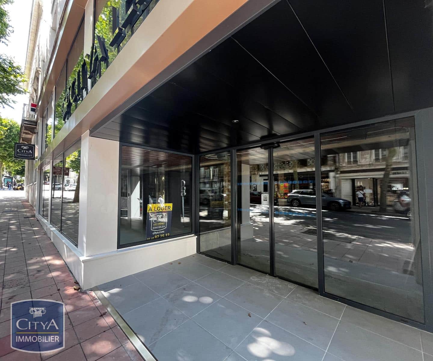 Local commercial · 406 m² · Location — photo 1
