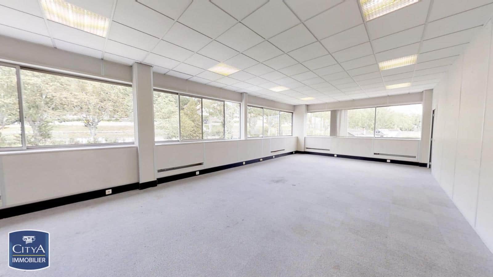 Local commercial · 154 m² · Location — photo 1