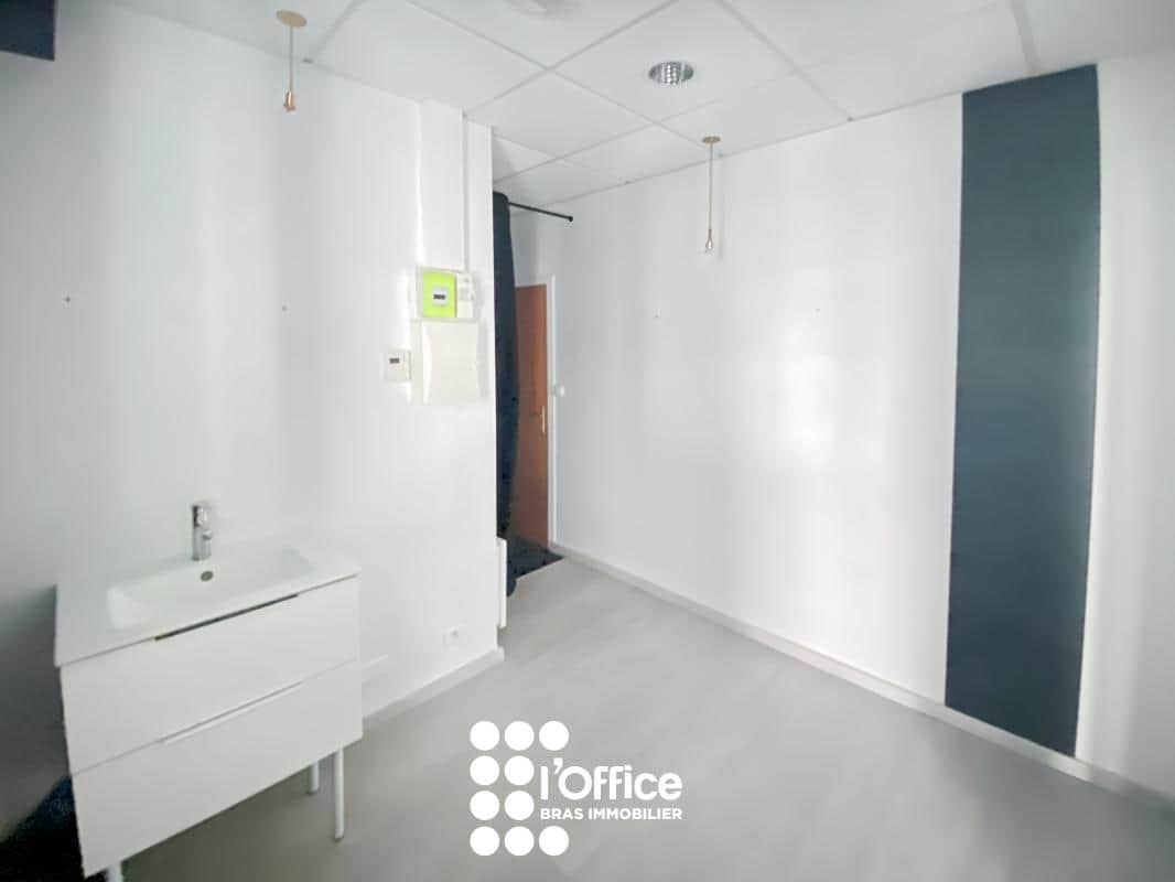 Local commercial · 61 m² · Location — photo 1