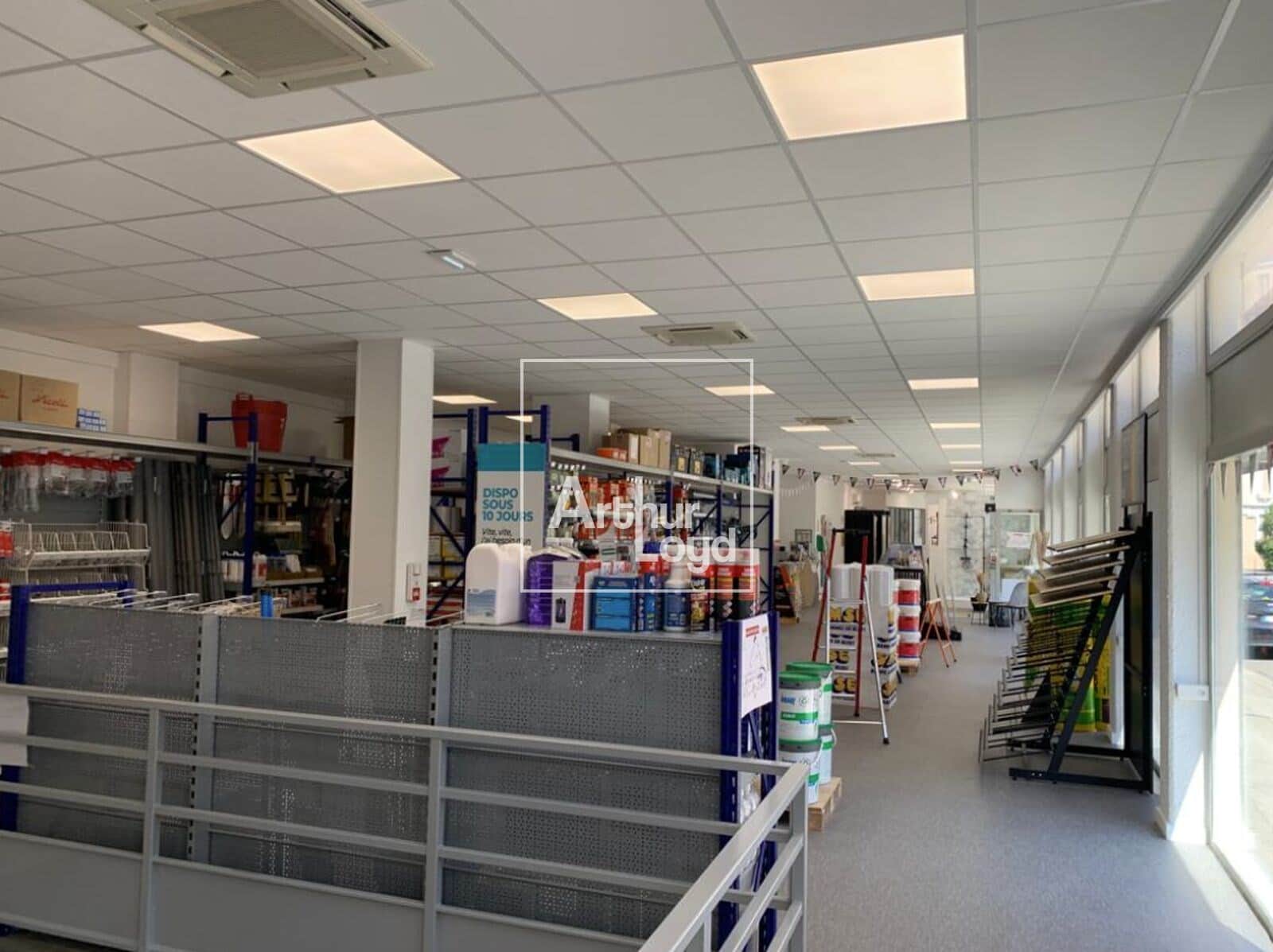 Local commercial · 697 m² · Location — photo 1