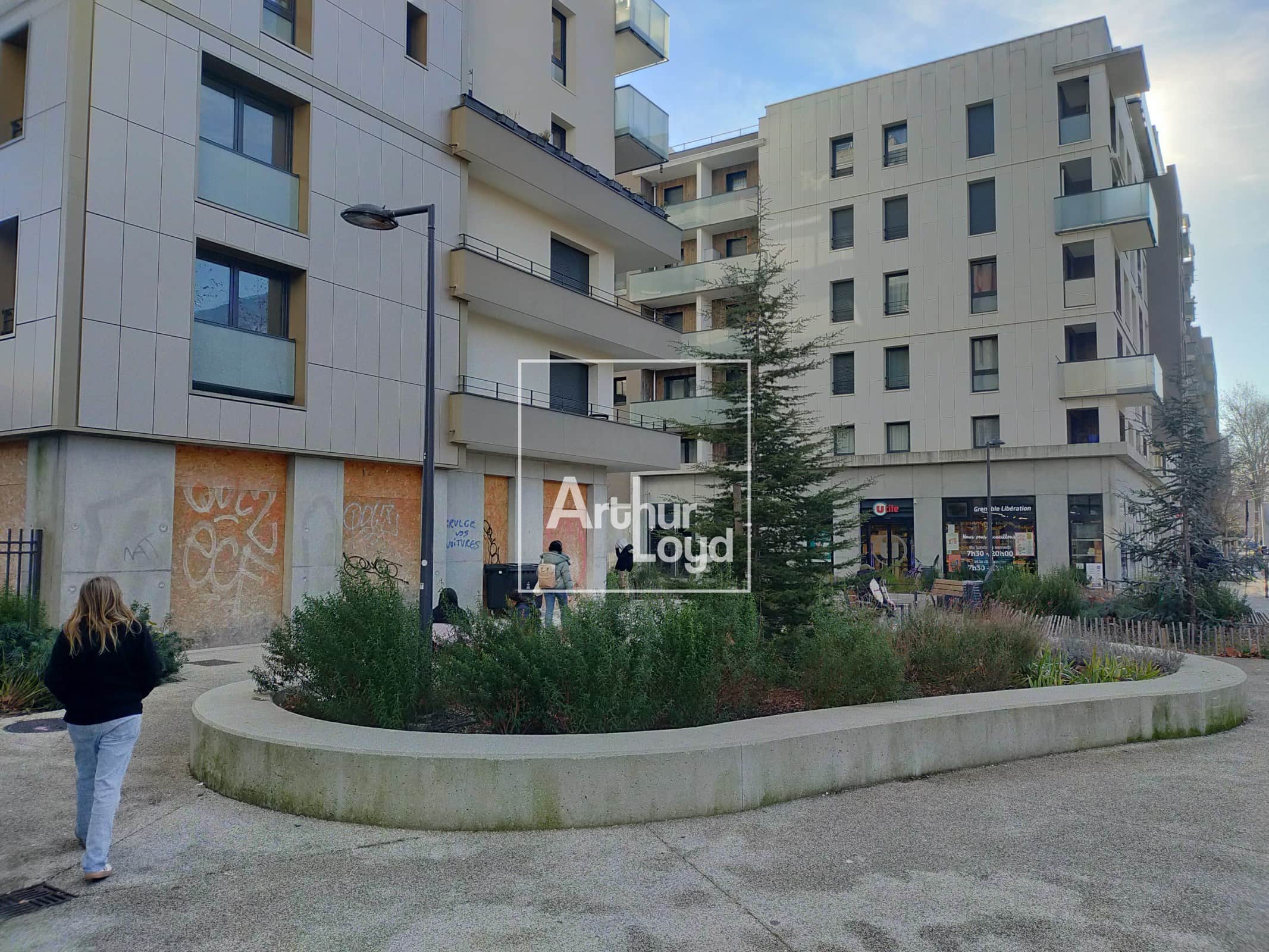 Local commercial · 76 m² · Location — photo 1