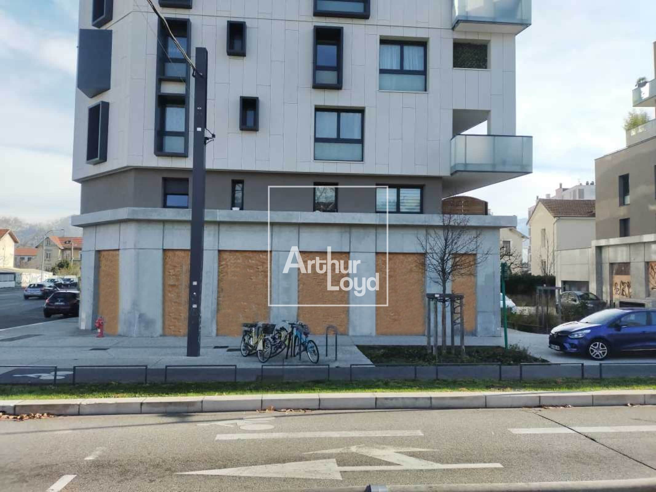 Local commercial · 83 m² · Location — photo 1