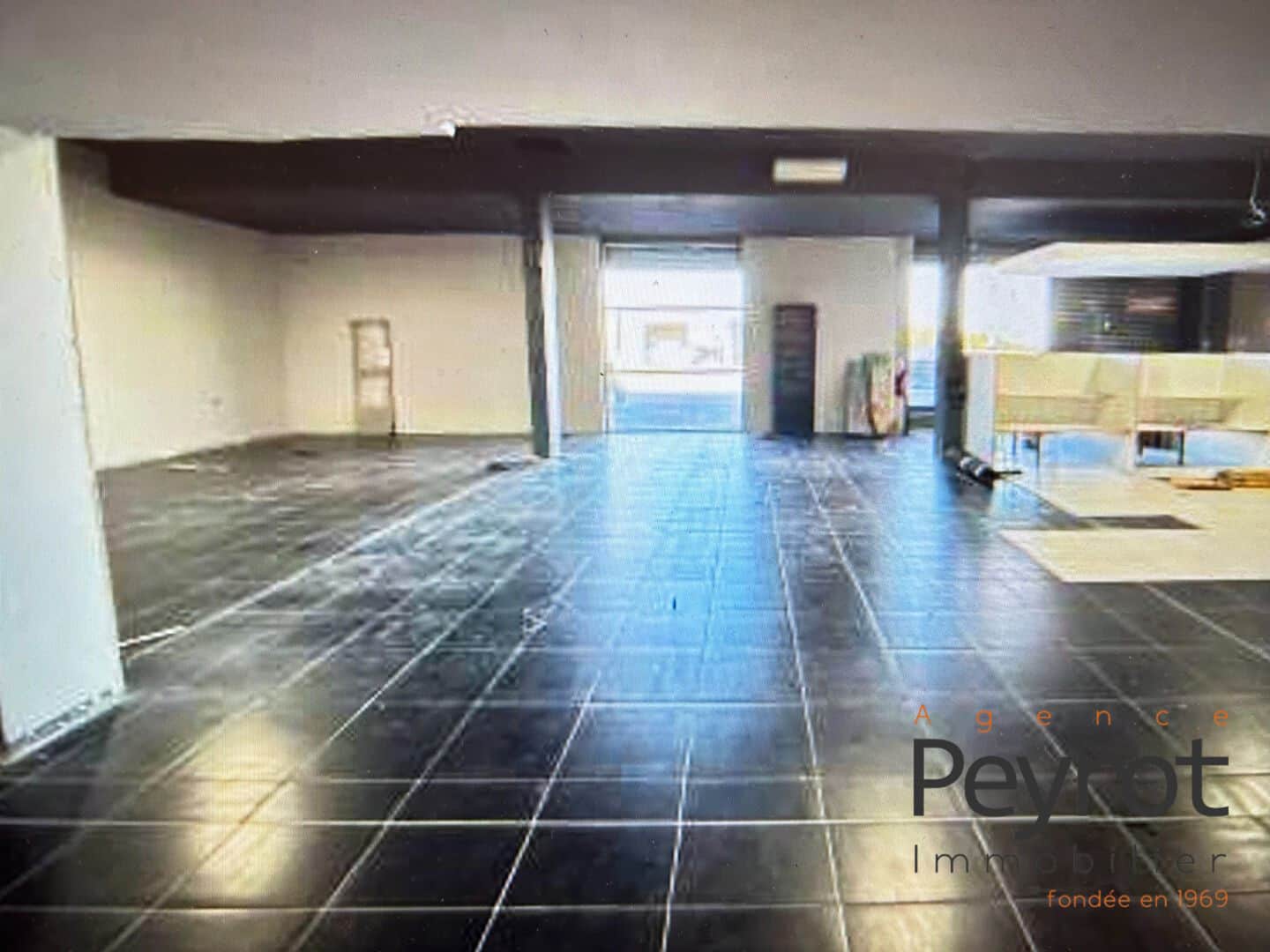 Local commercial · 577 m² · Achat des murs — photo 1