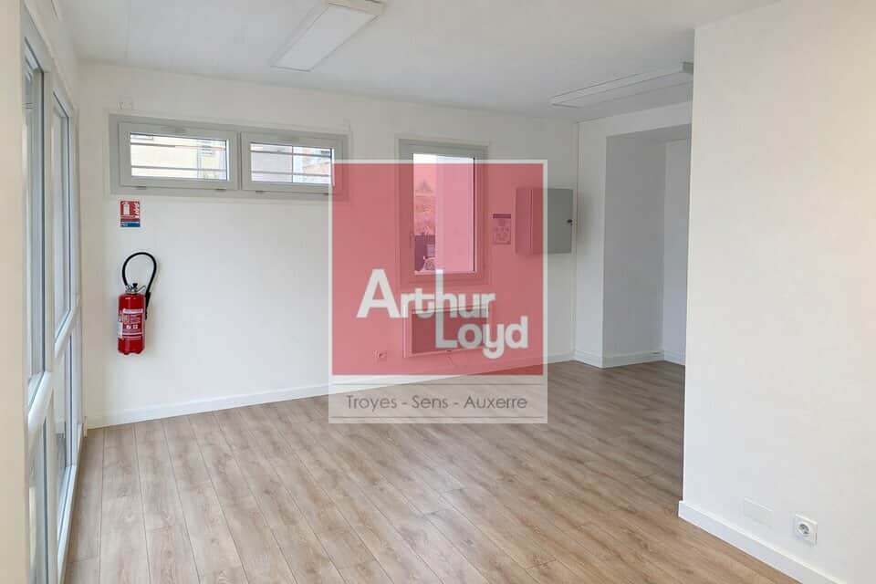 Local commercial · 74 m² · Location — photo 1