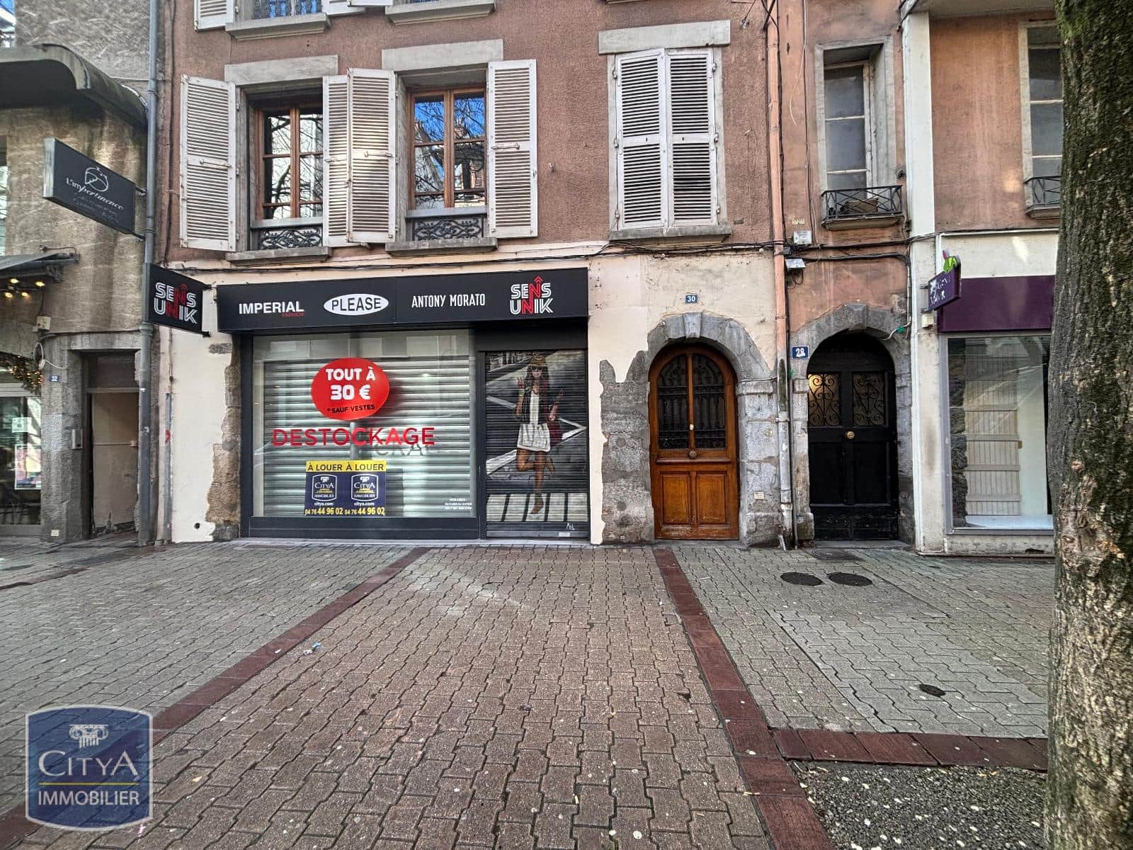 Local commercial · 126 m² · Location — photo 1