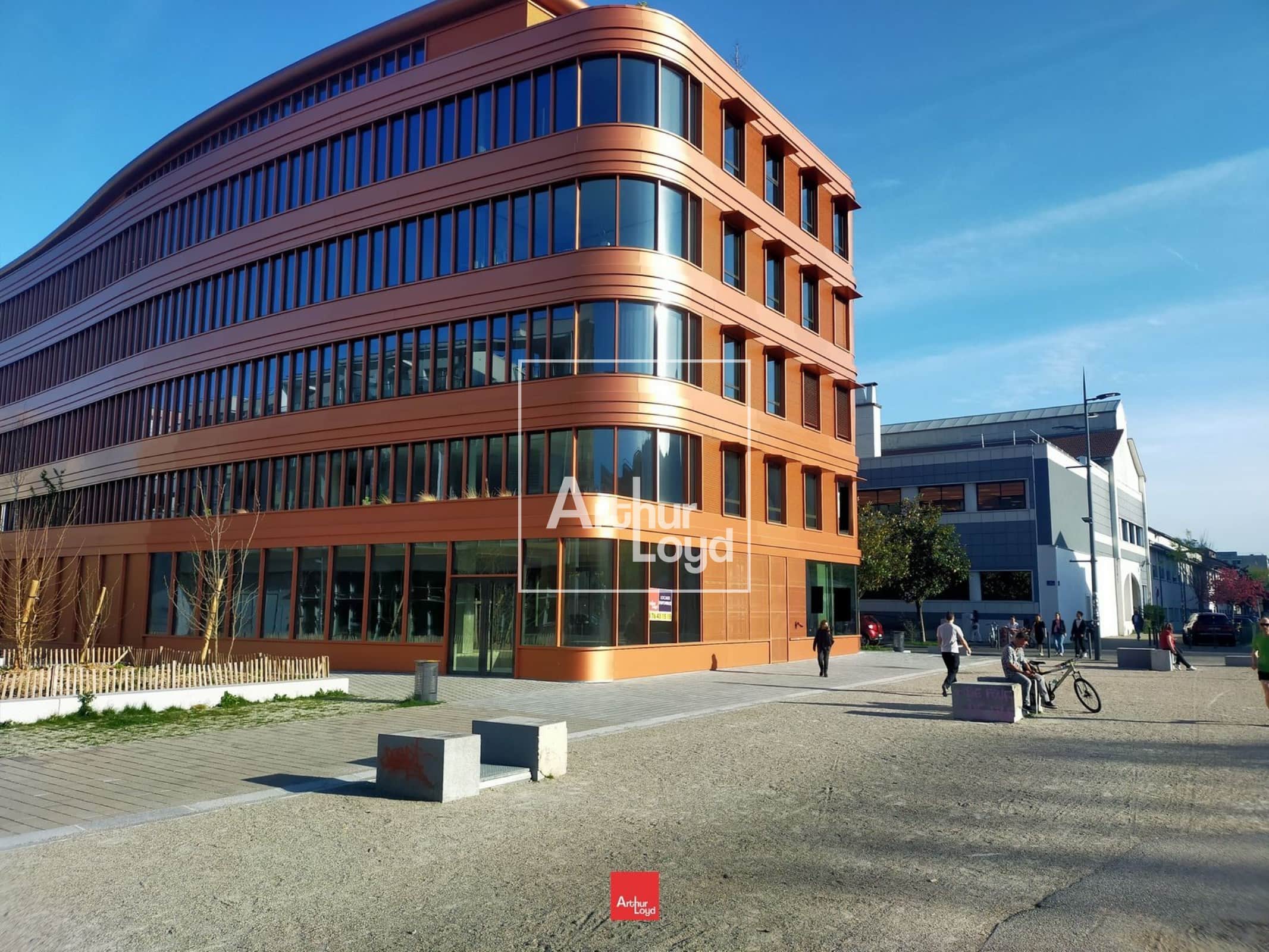 Local commercial · 304 m² · Location — photo 1