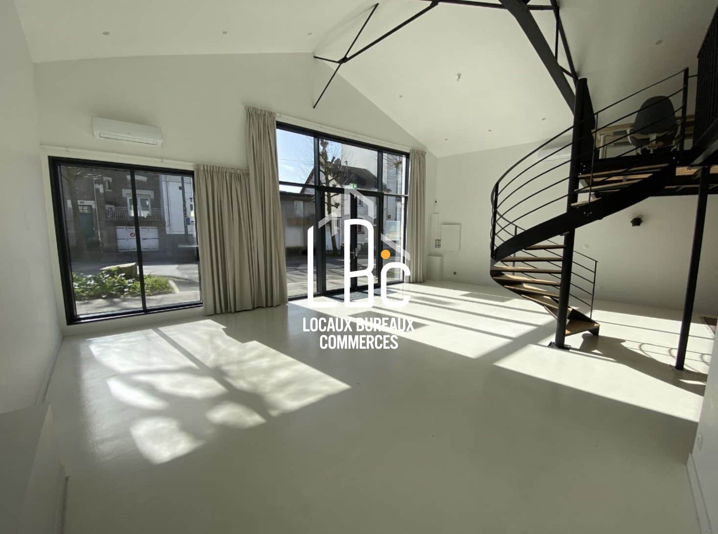 Bureau · 121 m² · Location — photo 1