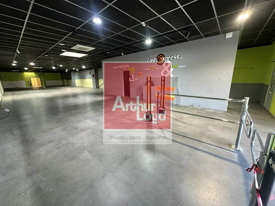 Local commercial · 530 m² · Location — photo 1