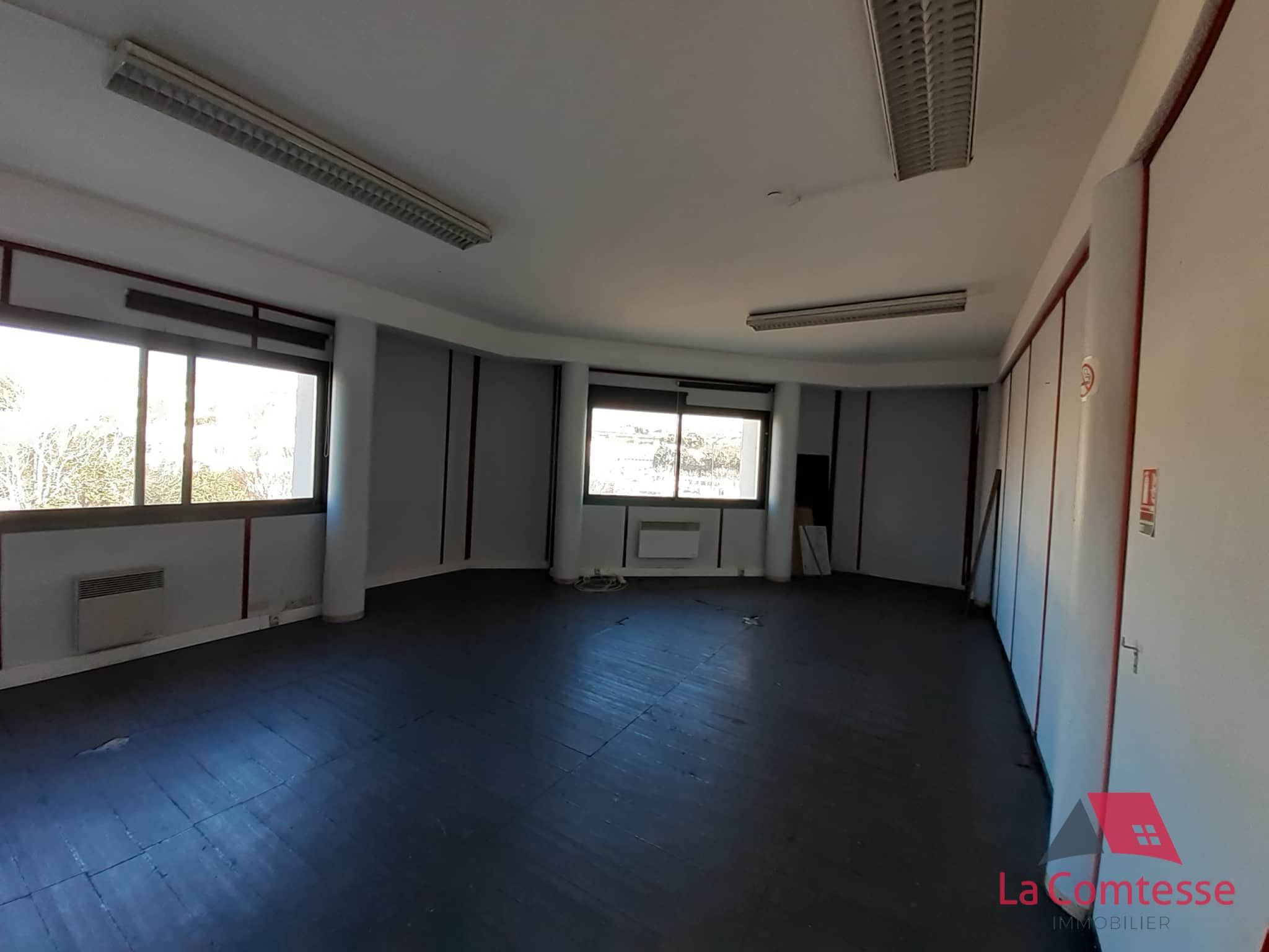 Local commercial · 76 m² · Location — photo 1