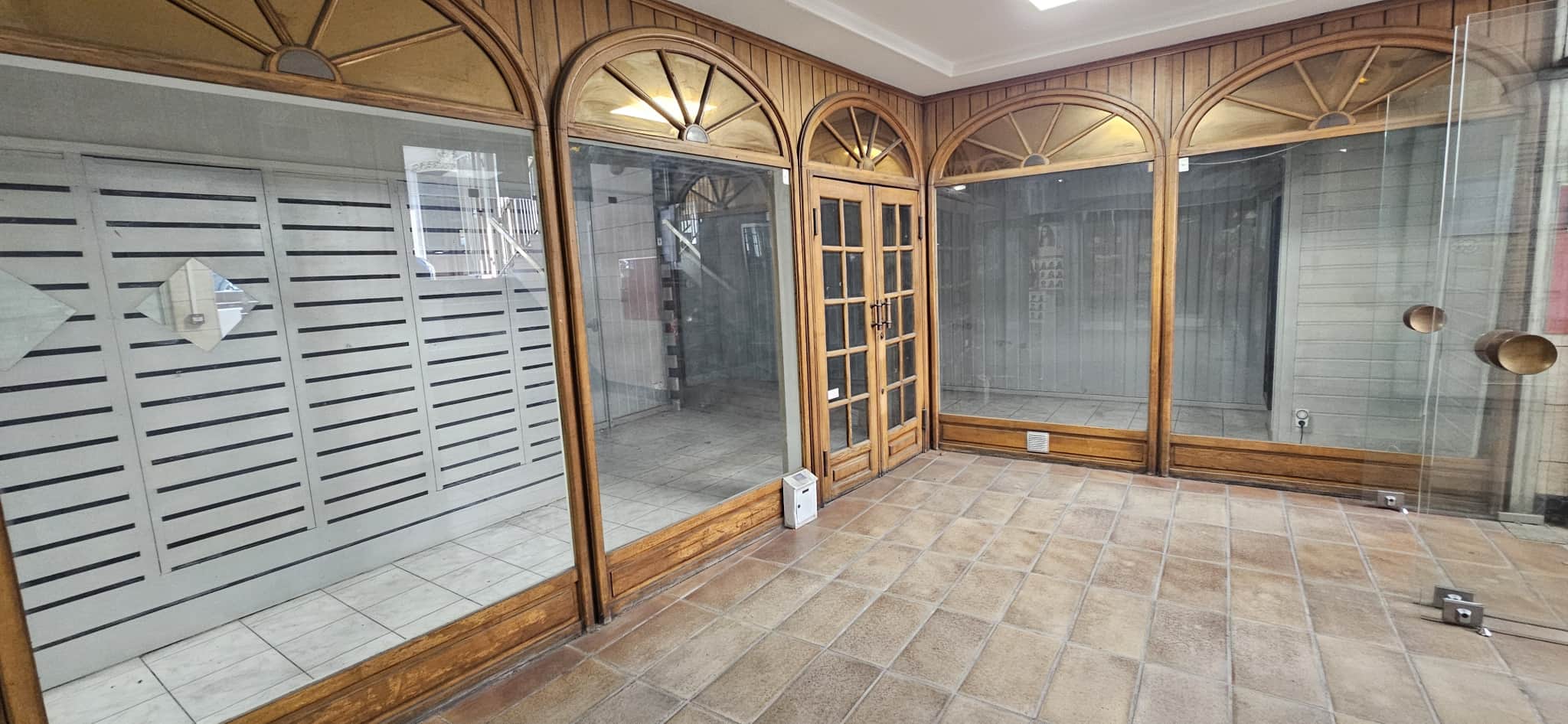 Local commercial · 27 m² · Achat des murs — photo 1