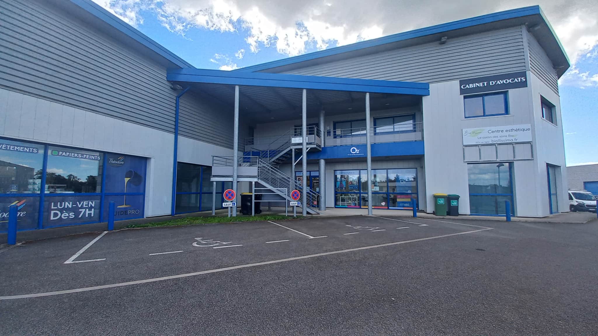 Local commercial · 124 m² · Location — photo 1