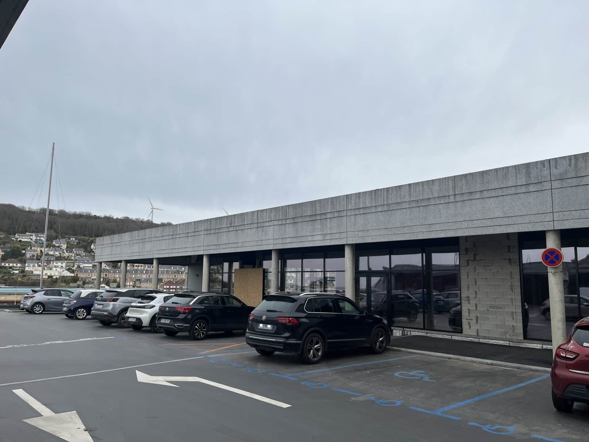 Local commercial · 976 m² · Location — photo 1