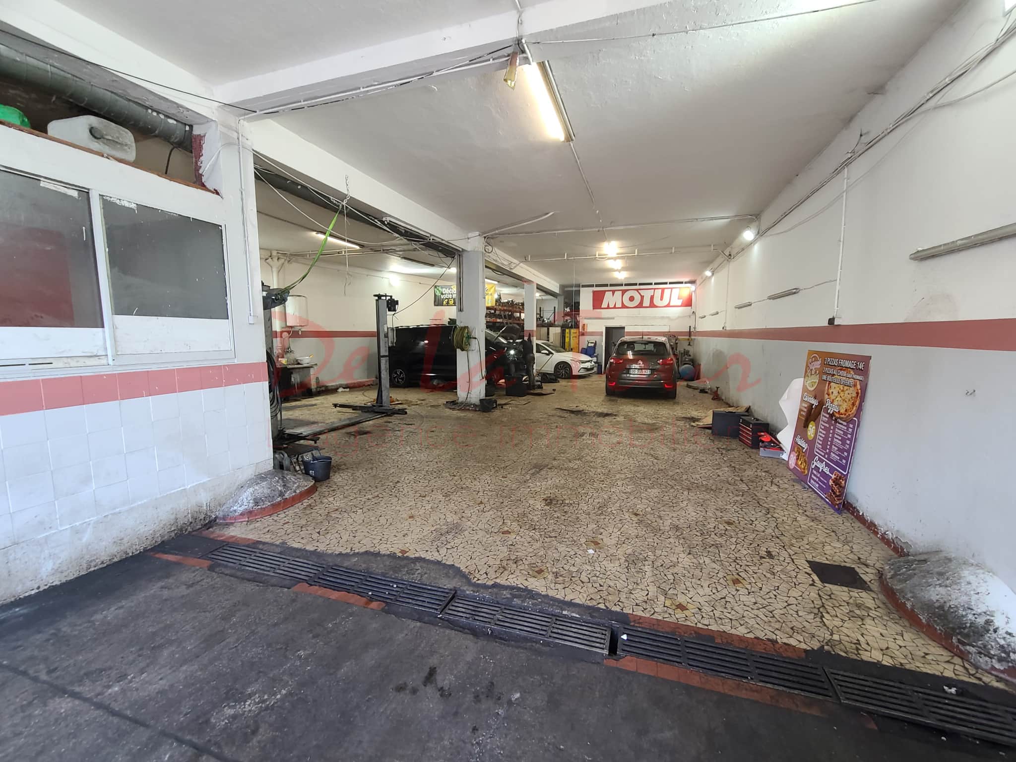 Local commercial · 304 m² · Achat des murs — photo 1