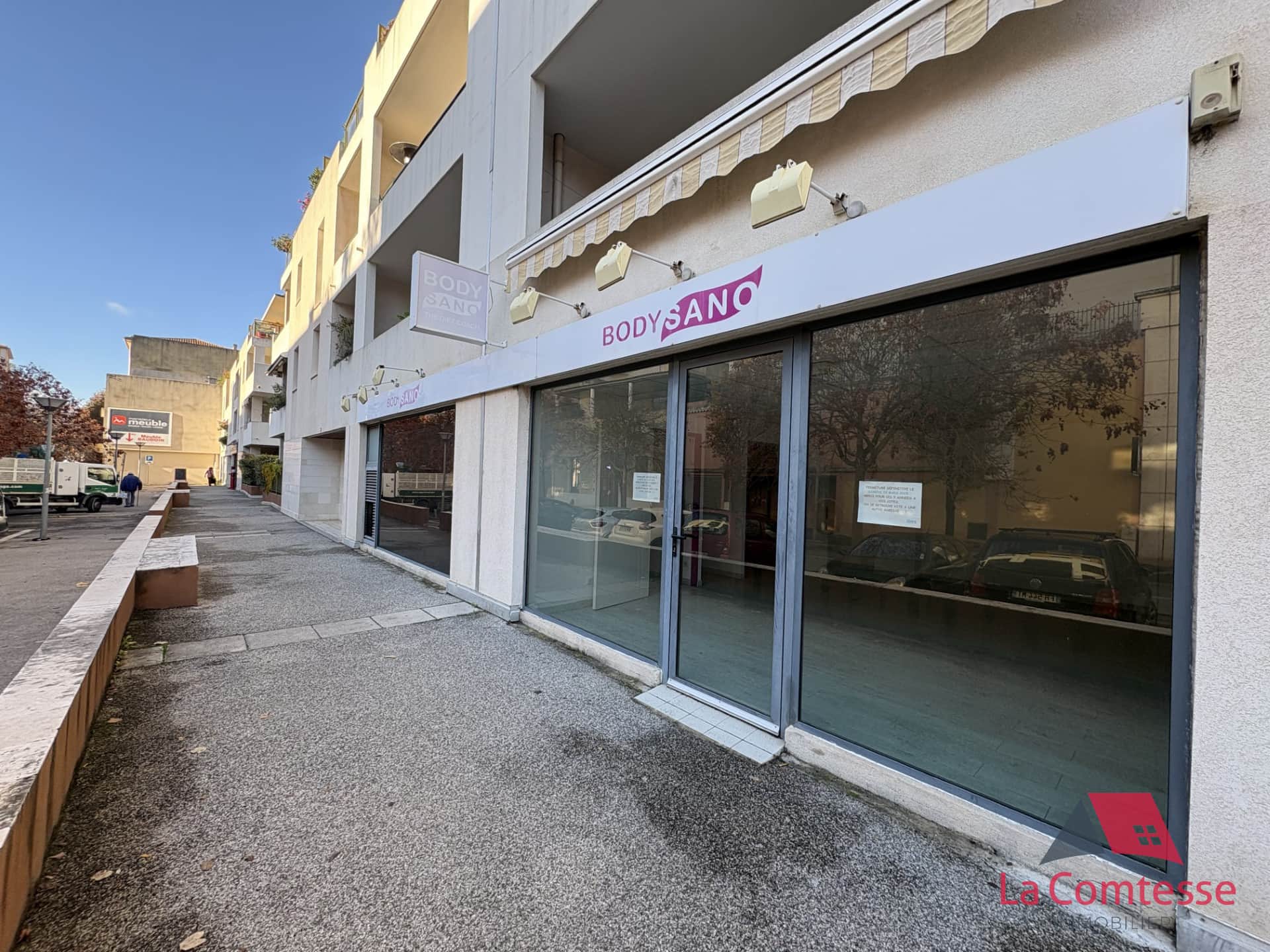 Local commercial · 76 m² · Location — photo 1
