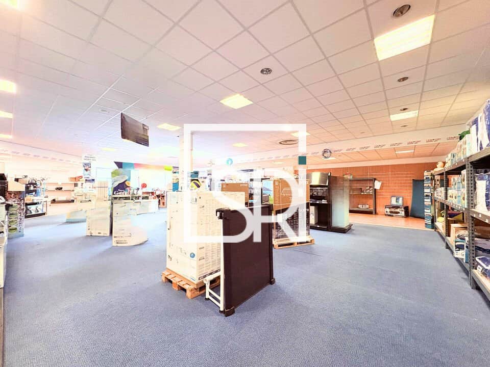 Local commercial · 878 m² · Location — photo 1