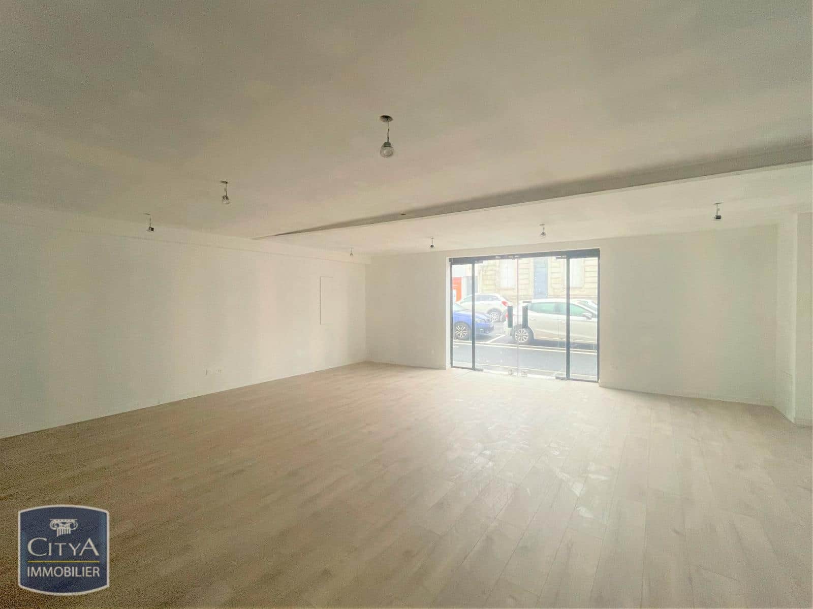 Local commercial · 210 m² · Location — photo 1