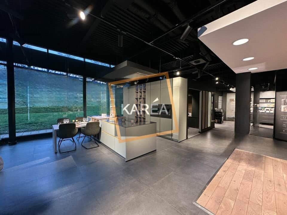Local commercial · 306 m² · Location — photo 1