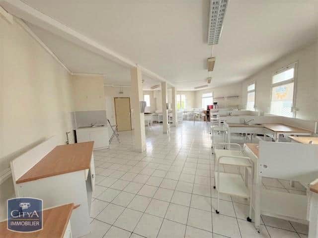 Local commercial · 83 m² · Location — photo 1