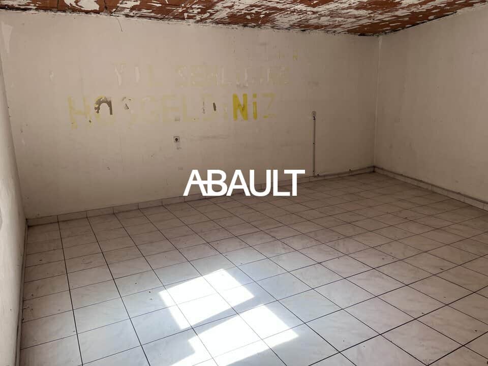 Local commercial · 204 m² · Location — photo 1