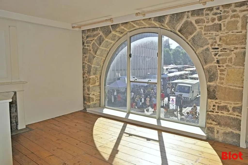Local commercial · 102 m² · Location — photo 1