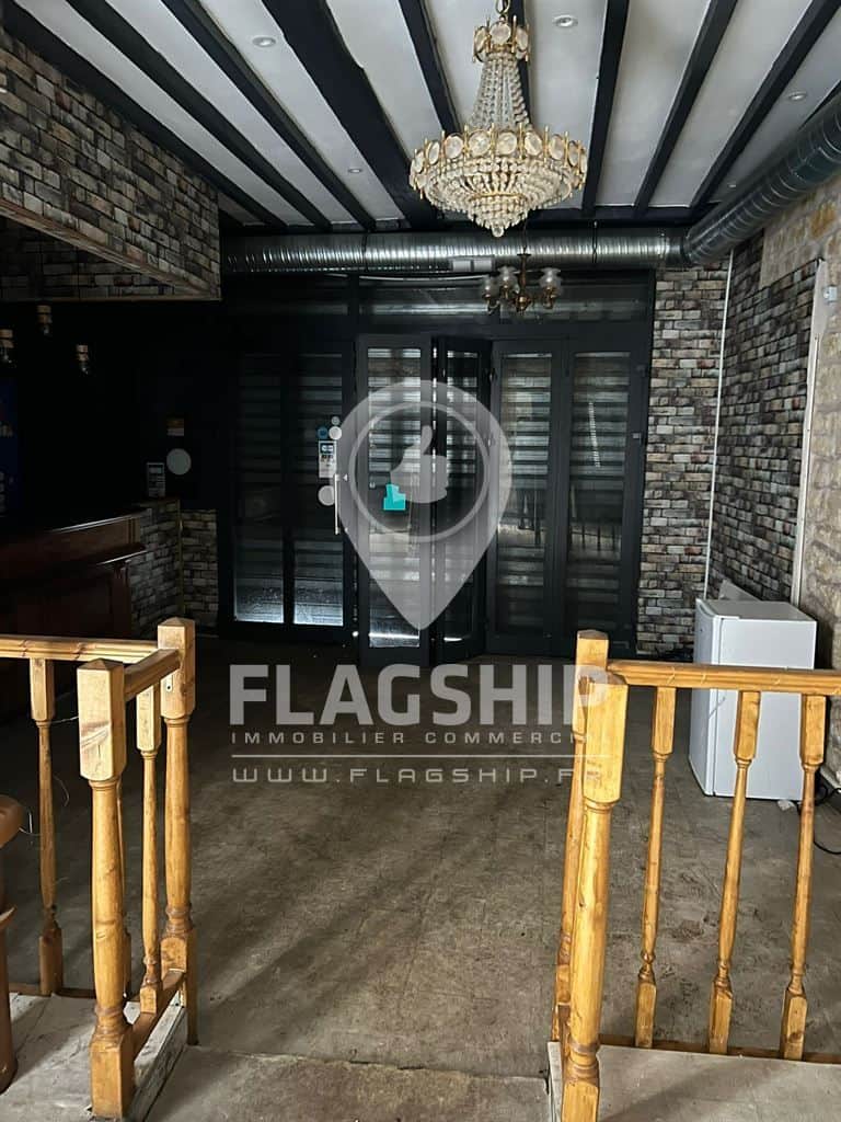 Local commercial · 83 m² · Location — photo 1