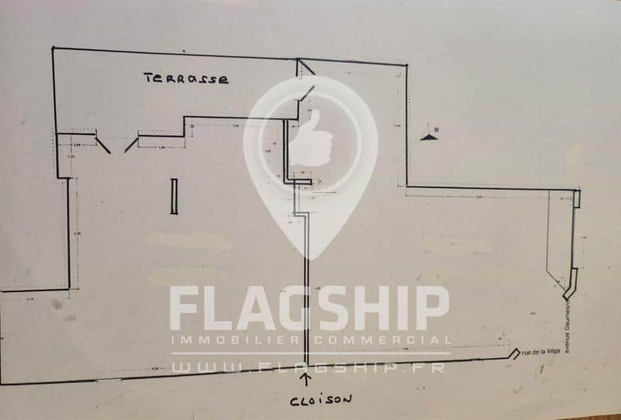 Local commercial · 141 m² · Achat des murs — photo 1