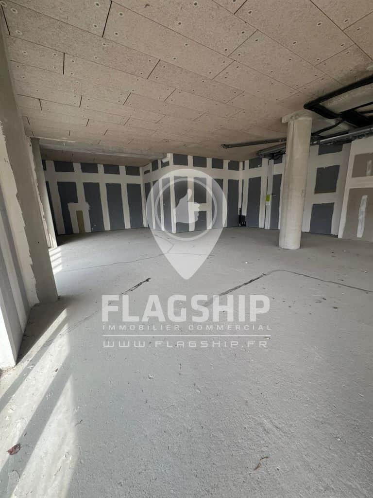 Local commercial · 186 m² · Location — photo 1