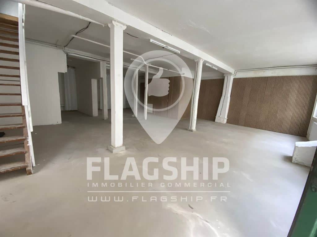Local commercial · 306 m² · Location — photo 1