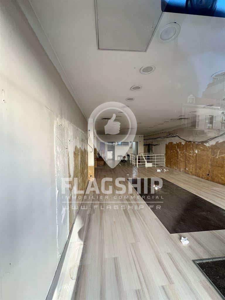 Local commercial · 152 m² · Location — photo 1