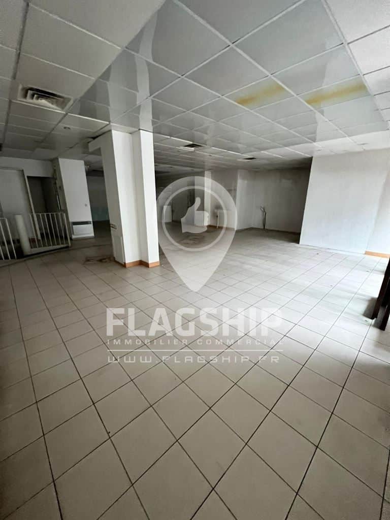Local commercial · 176 m² · Location — photo 1