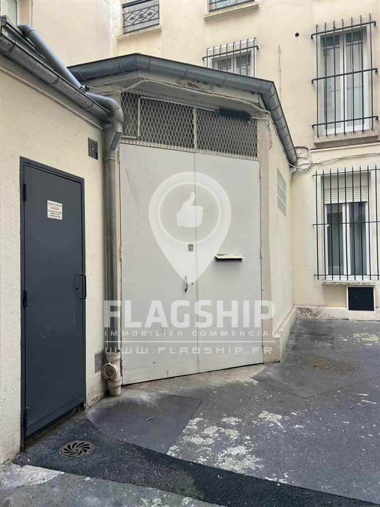 Local commercial · 157 m² · Location — photo 1