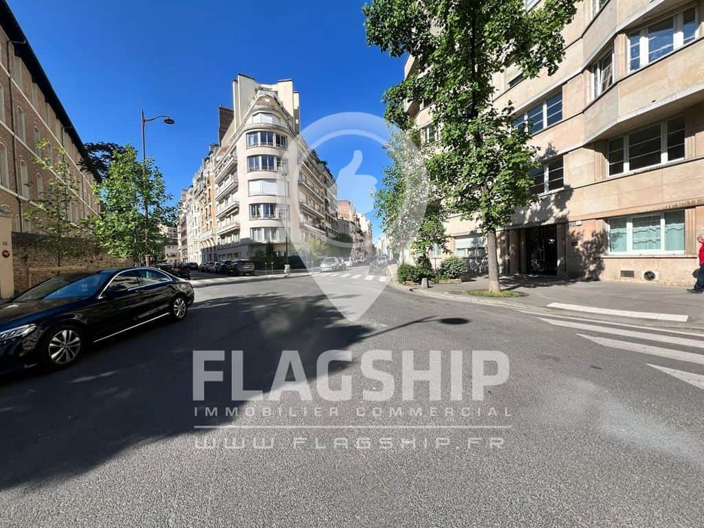 Local commercial · 106 m² · Location — photo 1