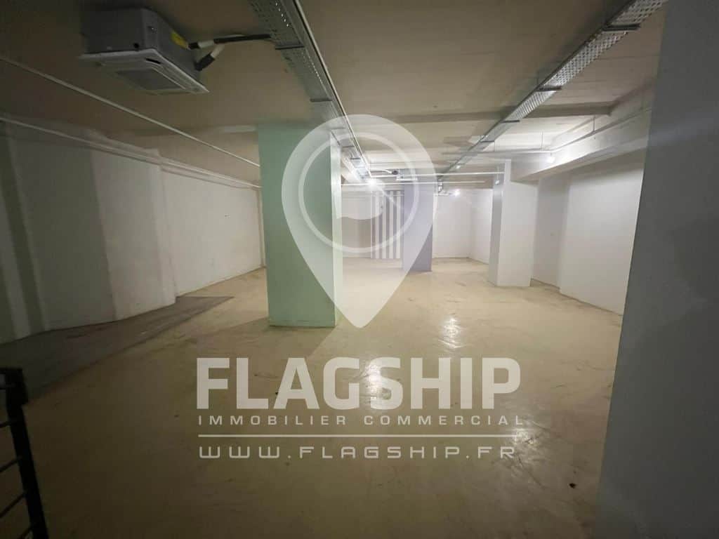Local commercial · 884 m² · Location — photo 1