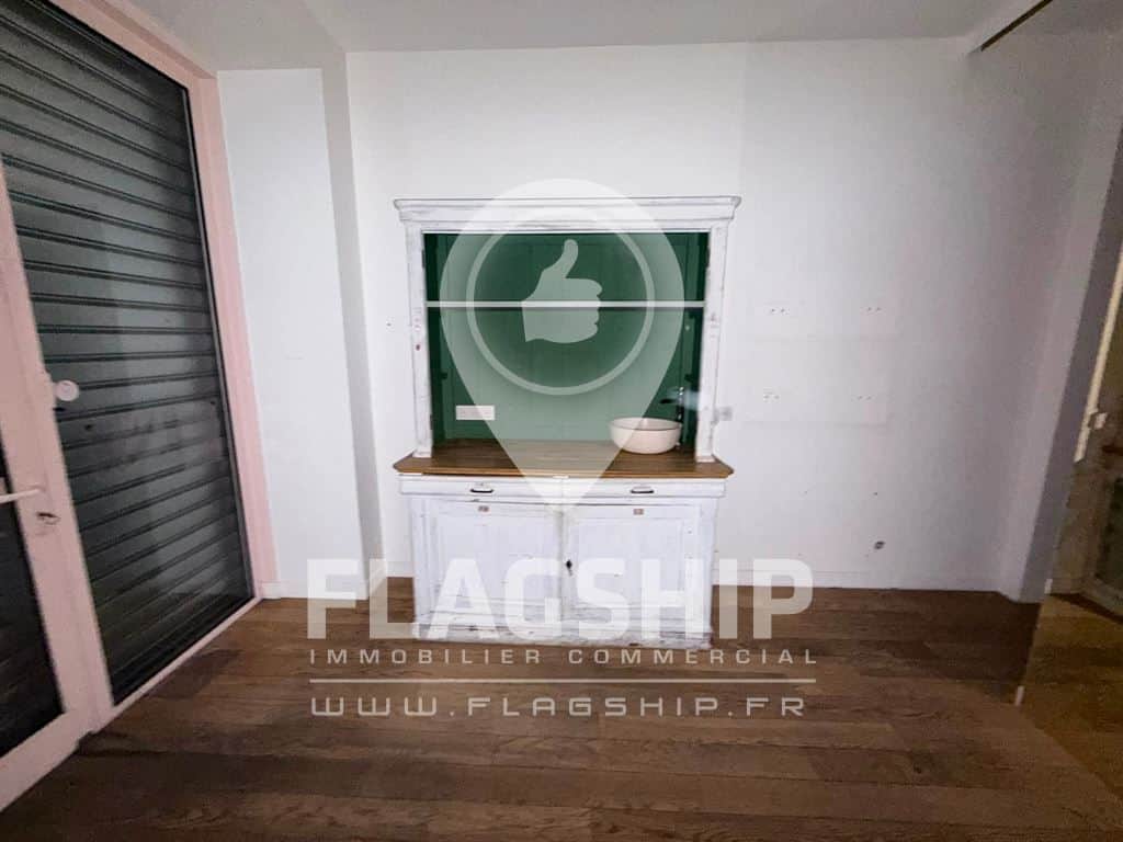 Local commercial · 61 m² · Location — photo 1
