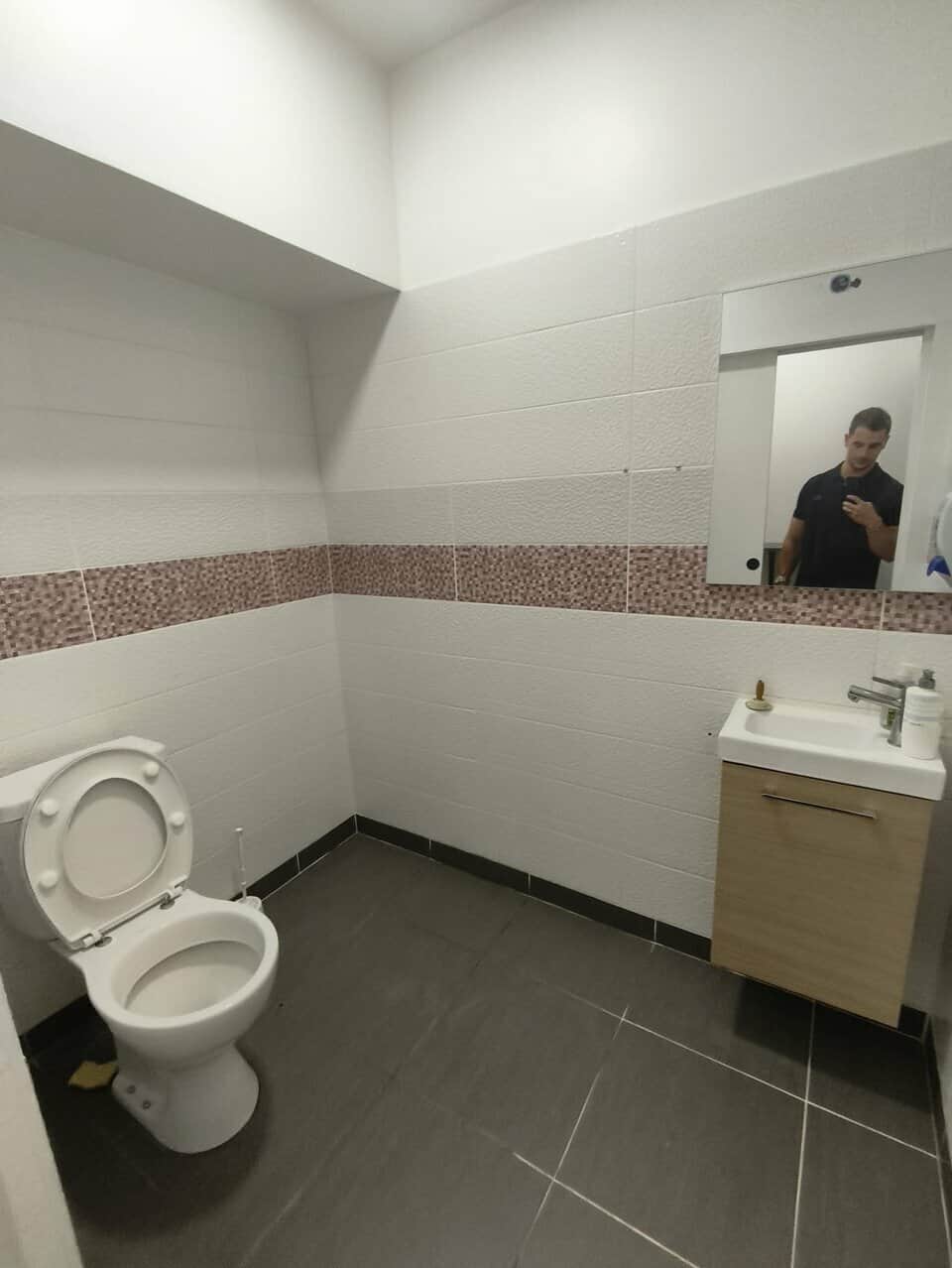 Local commercial · 73 m² · Location — photo 1