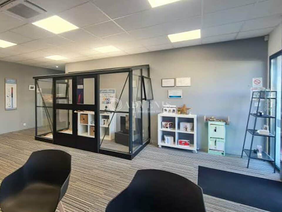 Local commercial · 153 m² · Location — photo 1