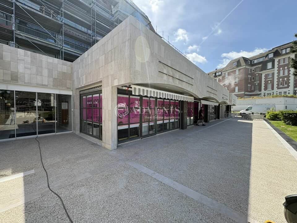 Local commercial · 135 m² · Location — photo 1