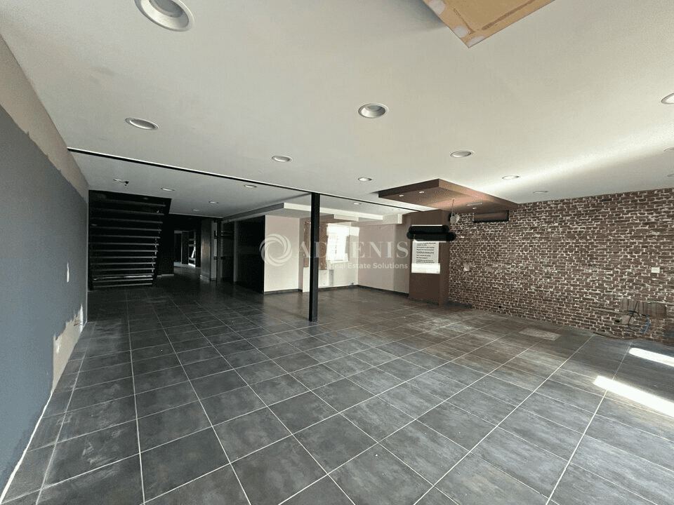 Local commercial · 344 m² · Location — photo 1