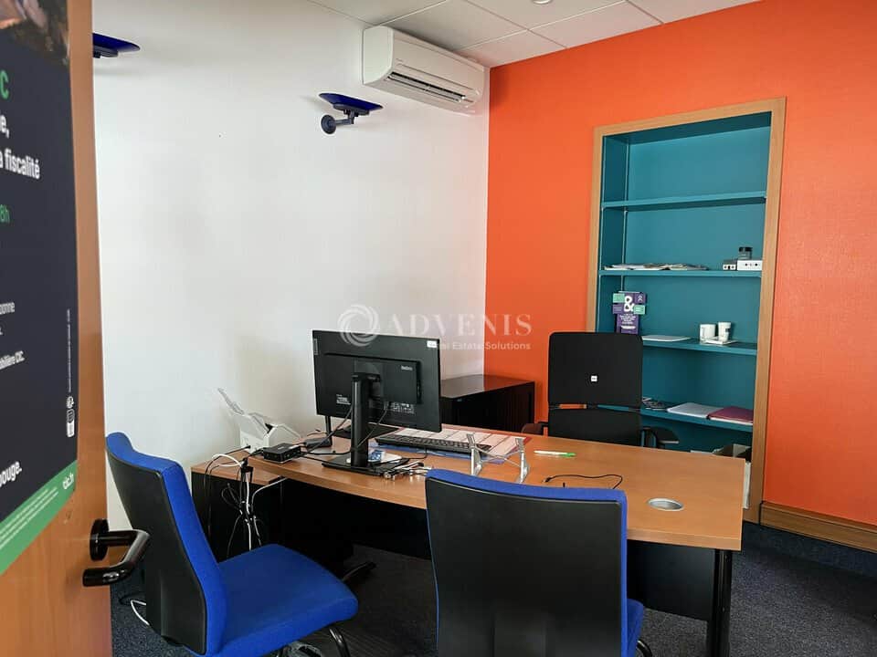 Banque · 147 m² · Location — photo 1