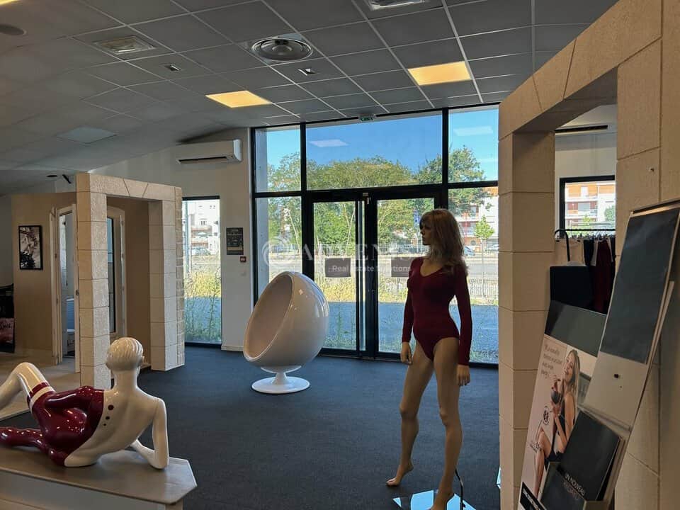 Local commercial · 573 m² · Location — photo 1