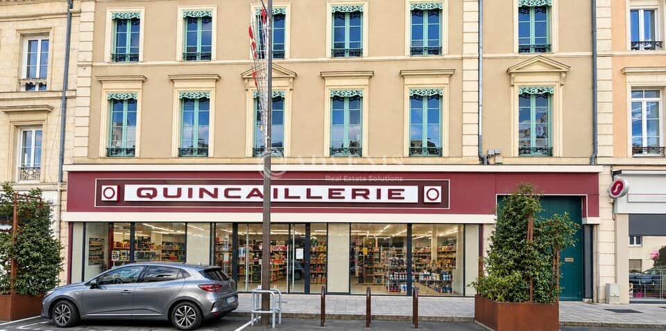 Local commercial · 925 m² · Location — photo 1