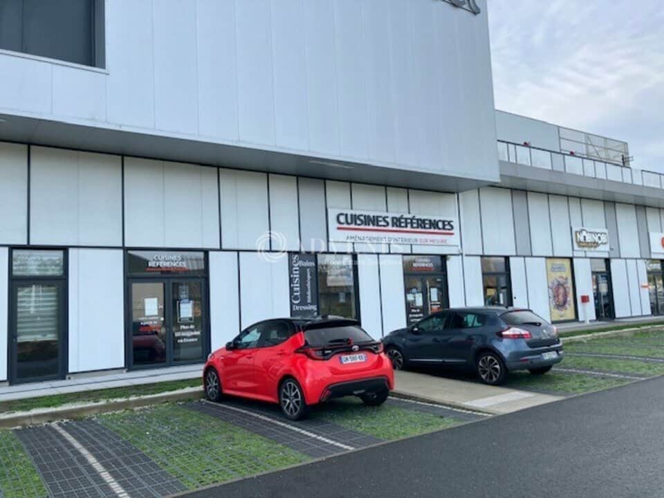 Local commercial · 302 m² · Location — photo 1