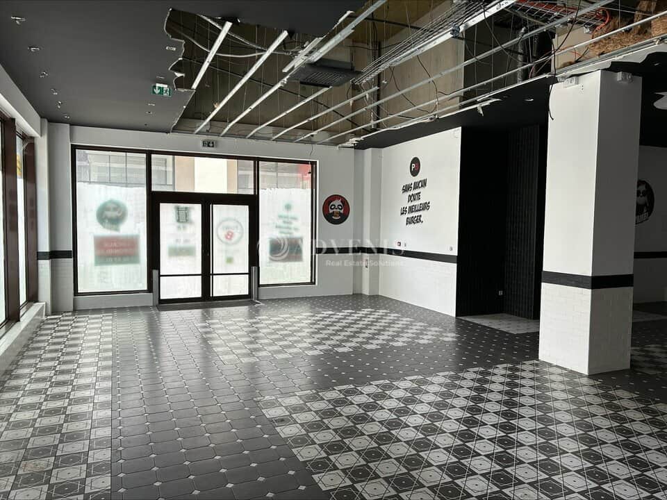 Local commercial · 305 m² · Location — photo 1