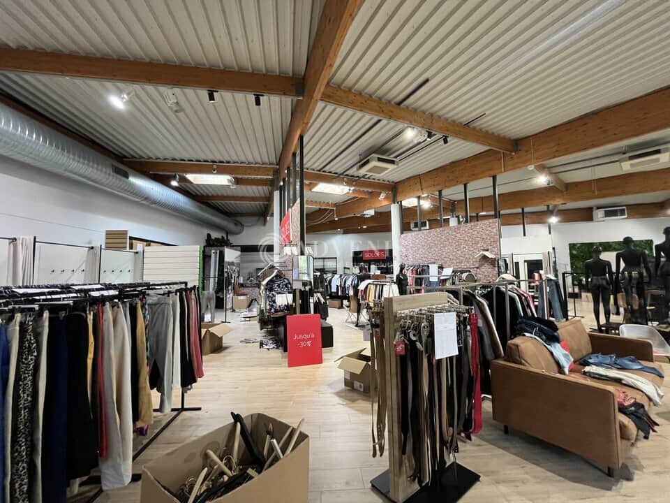 Local commercial · 560 m² · Location — photo 1
