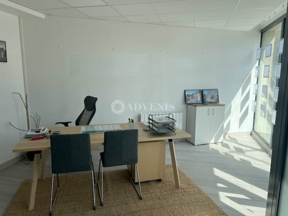 Local commercial · 83 m² · Location — photo 1